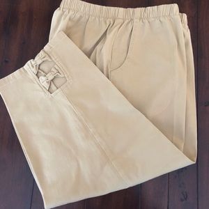 Capri pants with bow detail 🎀